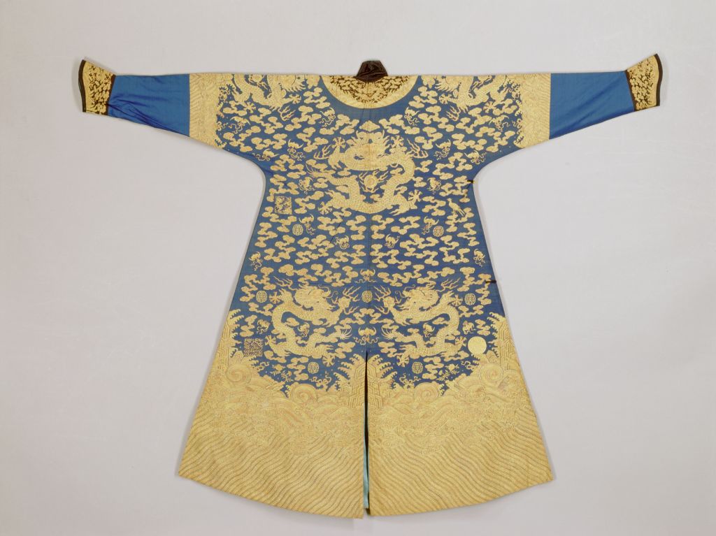 图片[2]-Blue ground tapestry golden dragon cloud bat cotton robe-China Archive